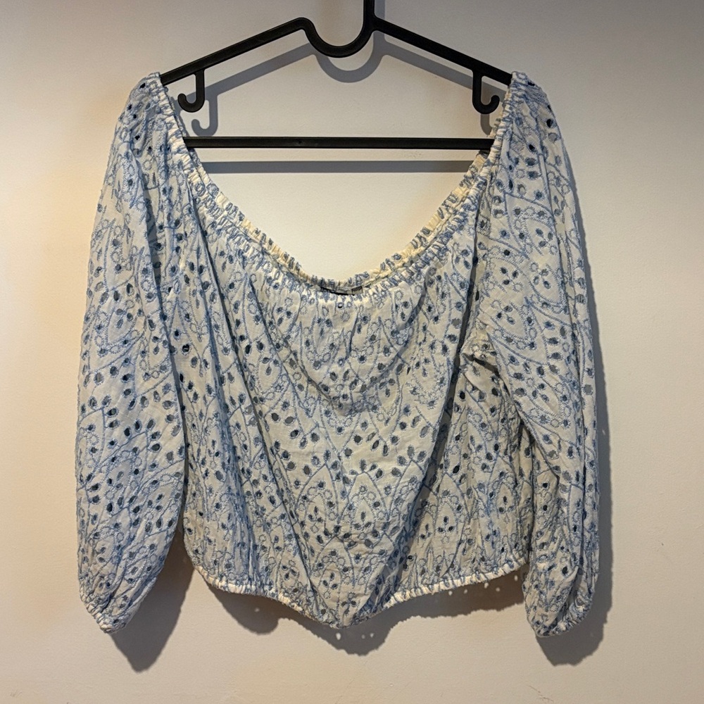American Eagle Outfitters Blue and White Floral Patterned Off-Shoulder Blouse